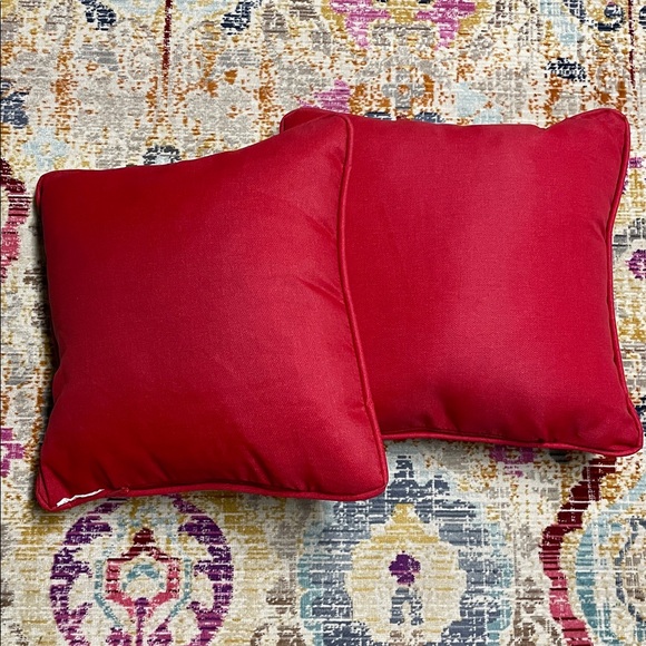 Two (2) Outdoor Pillows White/Red With Birds - Picture 6 of 7